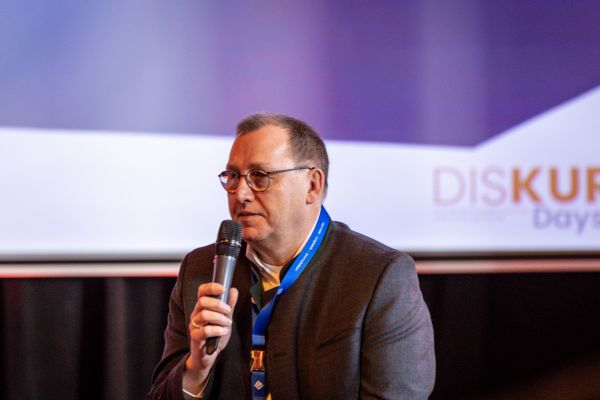 diskurs-days-20250327-1309DDA6240-B509-7DF7-FAA4-14BFFB50430F.jpg